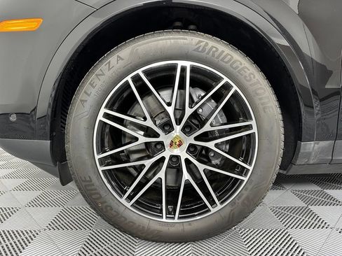 Certified 2024 Porsche Cayenne w/ Premium Package Plus (PFM) AWD/4WD image 15