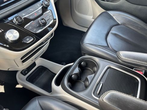 Used 2023 Chrysler Pacifica Touring-L FWD image 44