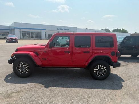 Used 2025 Jeep Wrangler Unlimited Sahara AWD/4WD image 3