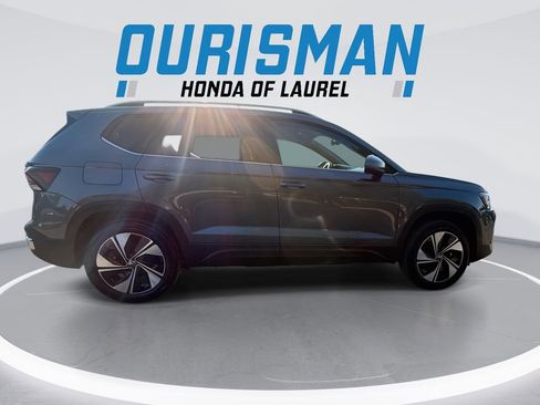 Used 2025 Volkswagen Taos SE AWD/4WD image 9