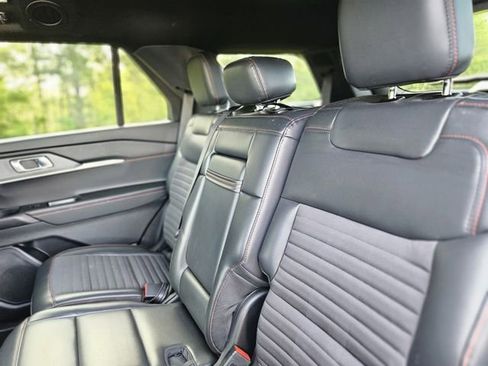 Used 2025 Ford Explorer ST-Line w/ ST-Line Street Pack AWD/4WD image 25