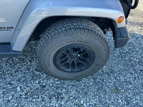 Used 2014 Jeep Wrangler Unlimited Sahara w/ Connectivity Group AWD/4WD image 12
