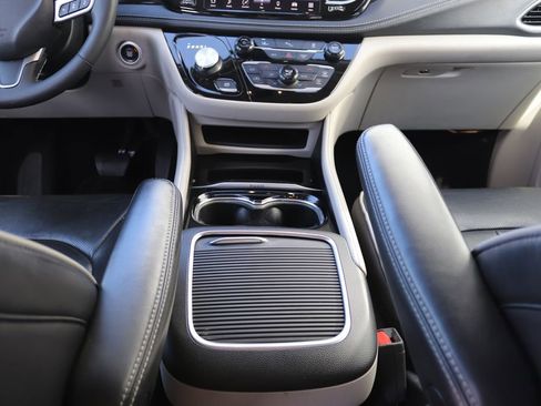 Used 2023 Chrysler Pacifica Limited image 29