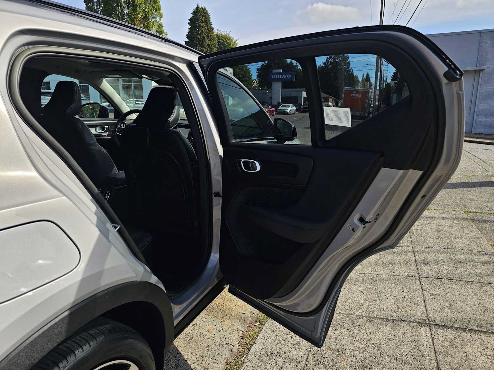 Used 2023 Volvo XC40 B5 Ultimate w/ Protection Package Premier AWD/4WD image 13