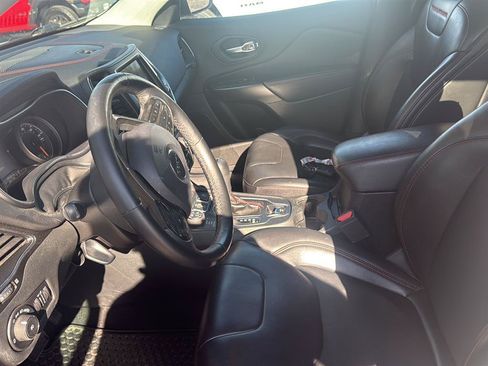 Used 2019 Jeep Cherokee Trailhawk w/ Cold Weather Group AWD/4WD image 8