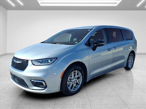Used 2024 Chrysler Pacifica Touring-L FWD image 6