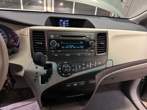 Used 2014 Toyota Sienna LE image 17