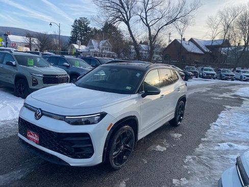 New 2025 Volkswagen Tiguan SE R-Line image 3