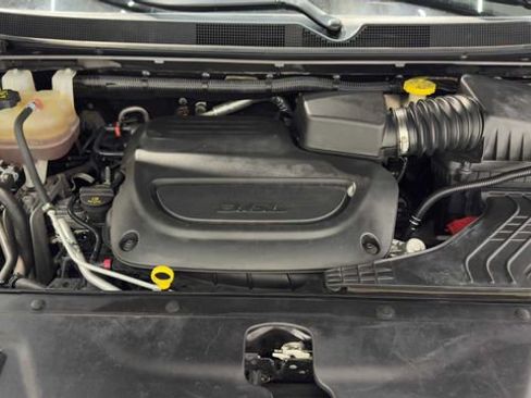 Used 2022 Chrysler Pacifica Touring-L FWD image 37