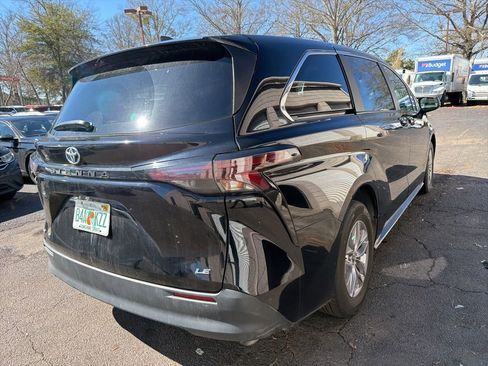 Used 2025 Toyota Sienna LE image 5