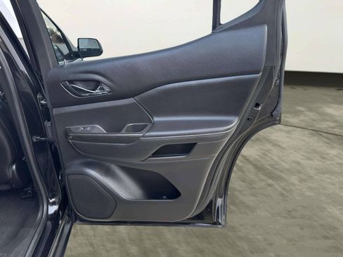 Used 2019 GMC Acadia SLT FWD image 17