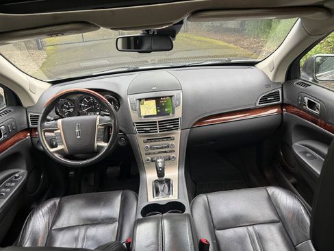 Used 2010 Lincoln MKT AWD image 20