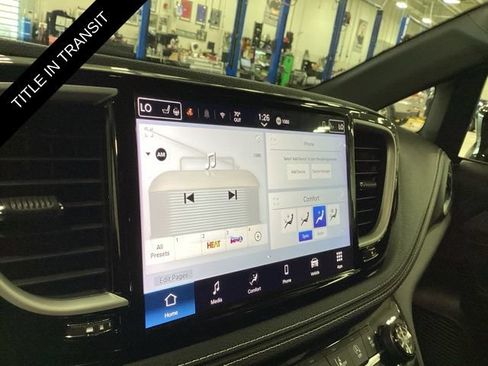 Used 2025 Chrysler Pacifica Select AWD/4WD image 9