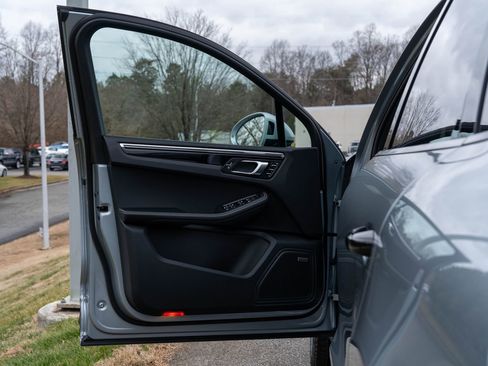 Certified 2025 Porsche Macan image 19