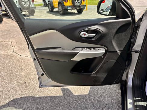 Used 2018 Jeep Cherokee Latitude w/ Mobile Office Group AWD/4WD image 25