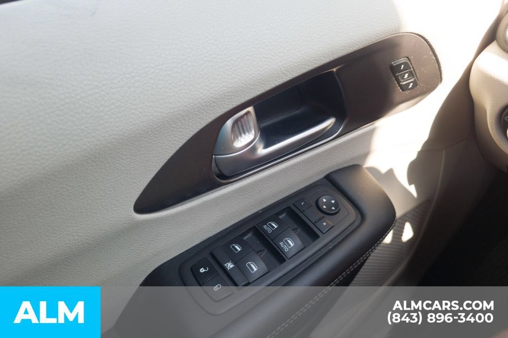Used 2024 Chrysler Pacifica Touring-L FWD image 12
