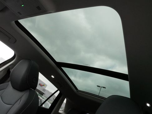 Certified 2025 Volkswagen Tiguan SE w/ Panoramic Sunroof Package AWD/4WD image 32