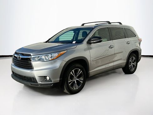 Used 2016 Toyota Highlander XLE image 3