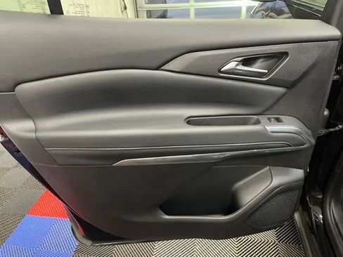 Used 2025 Chevrolet Traverse LT FWD image 13