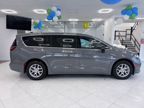Used 2025 Chrysler Pacifica Select FWD image 5