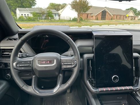 Used 2025 GMC Yukon AT4 w/ AT4 Premium Package AWD/4WD image 14