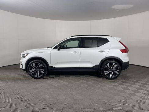 Used 2024 Volvo XC40 B5 Plus w/ Climate Package image 3