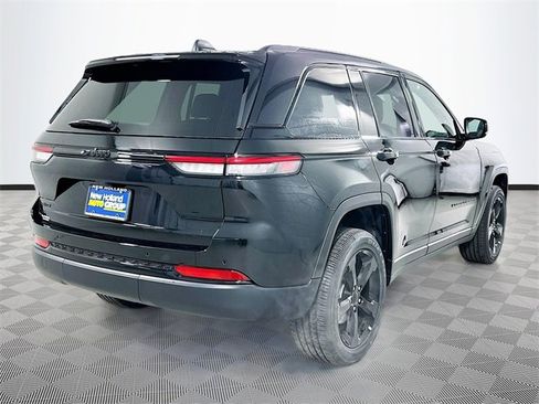 New 2025 Jeep Grand Cherokee Altitude image 4