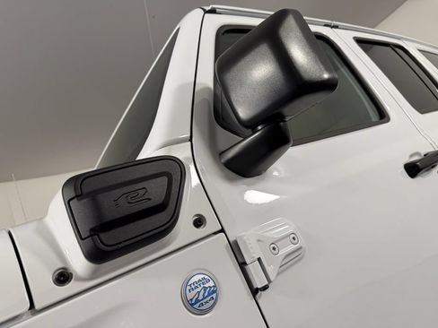Used 2023 Jeep Wrangler Unlimited Sahara AWD/4WD image 17