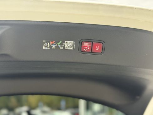 Used 2024 Mercedes-Benz GLC 300 4MATIC image 19