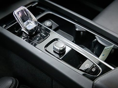 Certified 2023 Volvo XC60 B5 Ultimate image 18