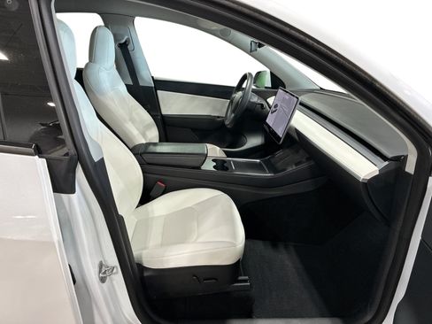 Certified 2022 Tesla Model Y Long Range AWD/4WD image 13