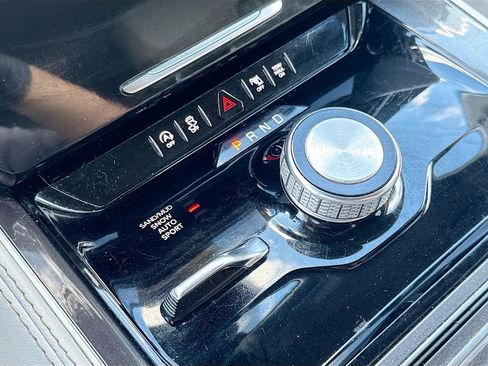 Used 2023 Jeep Wagoneer L Base image 18