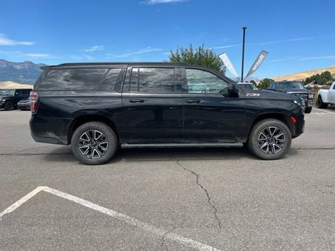 Used 2022 Chevrolet Suburban Z71 w/ Luxury Package AWD/4WD image 2