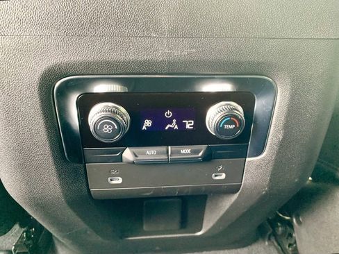 Used 2023 GMC Yukon SLT image 16