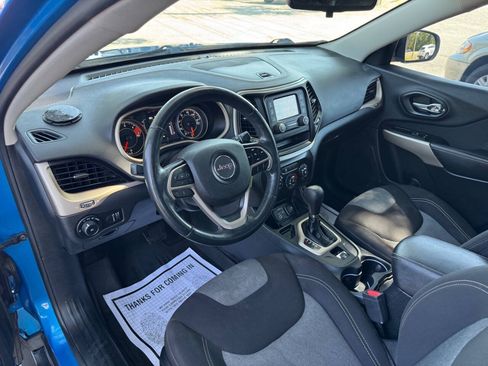 Used 2018 Jeep Cherokee Latitude w/ Altitude Package FWD image 19