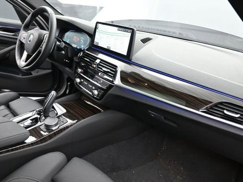 Used 2023 BMW 530i xDrive AWD/4WD image 18