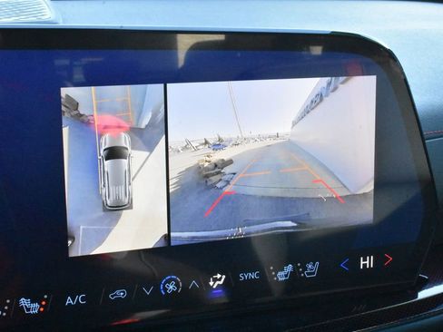 Used 2024 Chevrolet Traverse RS image 32