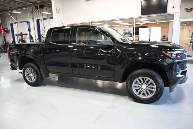 Used 2026 Chevrolet Colorado LT w/ LT Convenience Package AWD/4WD image 4