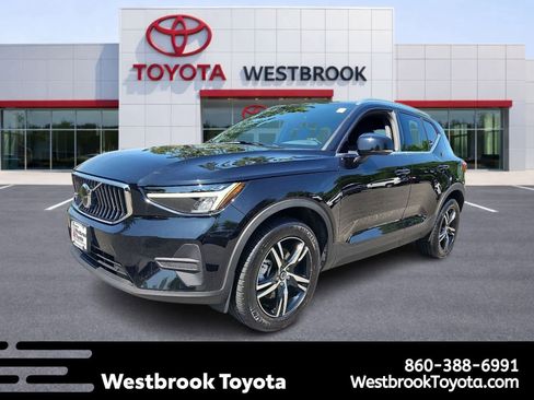 Used 2025 Volvo XC40 B5 Core image 1