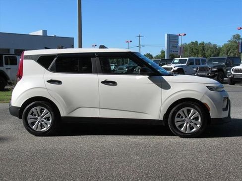 Used 2021 Kia Soul LX FWD image 2