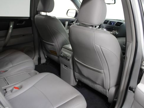 Used 2012 Toyota Highlander SE image 25