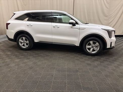 Certified 2025 Kia Sorento LX image 4