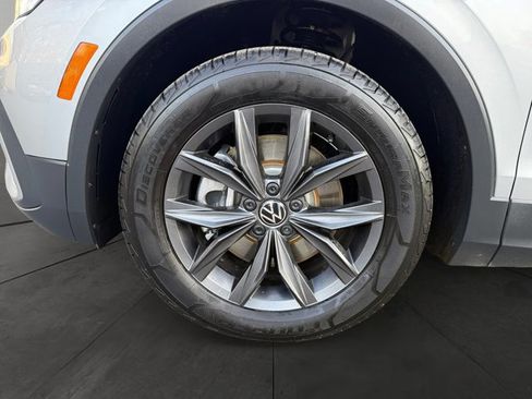 Used 2024 Volkswagen Tiguan SE image 9