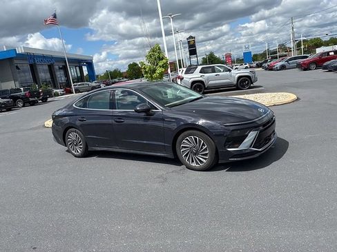 Used 2025 Hyundai Sonata Limited FWD image 3