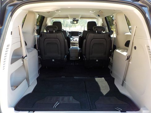 Used 2022 Chrysler Pacifica Touring-L image 9