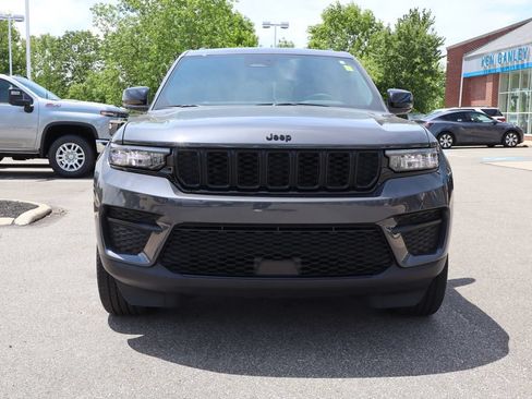 Used 2023 Jeep Grand Cherokee Altitude AWD/4WD image 7