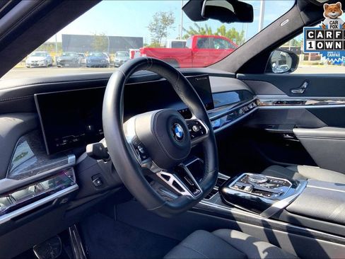 Used 2023 BMW 740i image 12