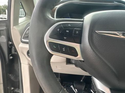 Used 2023 Chrysler Pacifica Limited FWD image 19
