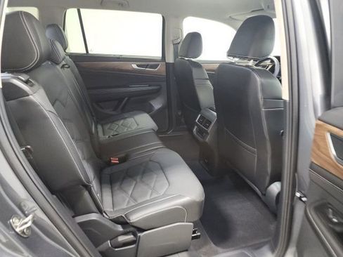 Used 2024 Volkswagen Atlas SE AWD/4WD image 16