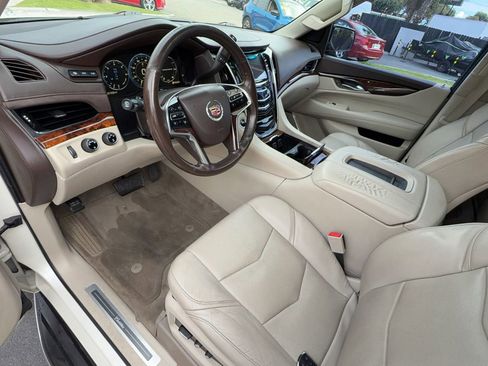 Used 2015 Cadillac Escalade Luxury image 30